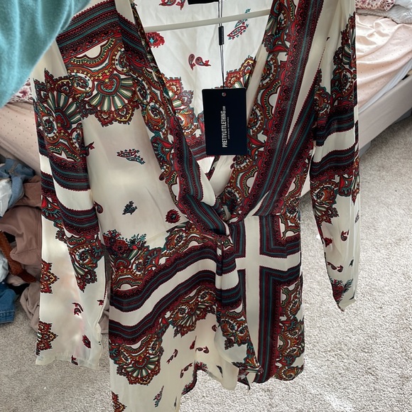 PrettyLittleThing White Printed Mini Silky Long Sleeved Wrap Dress NWT Size 8🤍 - Picture 6 of 9